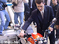 Didier Tirard coupe le ruban officiel et démarre sous les applaudissements des invités la première machine à ressortir des chaînes de montage, le Scrambler n°0001