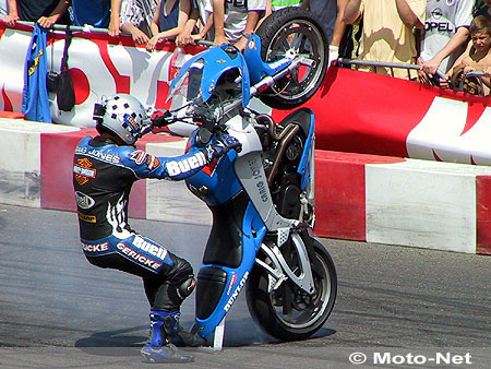 ... et revient garer sa moto : la fin du problème du stationnement des deux-roues en ville ?