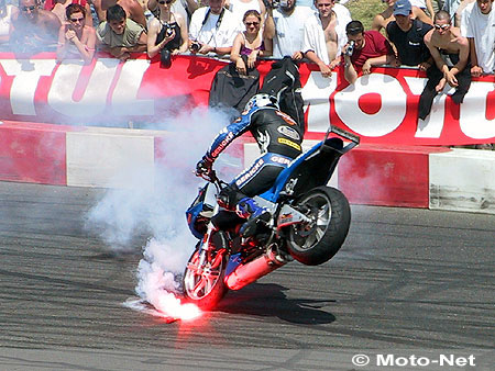 Réussir un stoppie devant un fumigène...