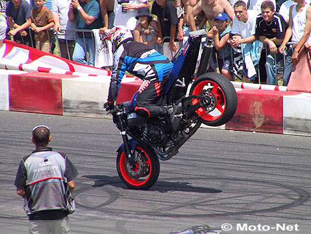 Joli stoppie de GT Acrobatie...