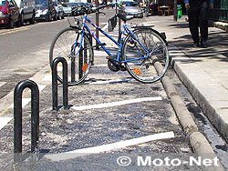 ... mais le premier véhicule à se garer est un vélo !