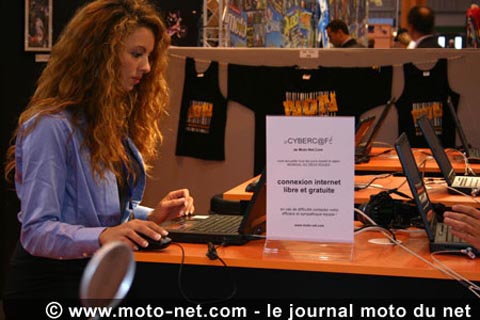 Le cybercafé Moto-Net : le spot des hôtesses du quartier !