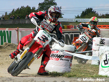 Alexandre Thiebault (MC Cagnes sur Mer, Honda) devant Boris Chambon (Espace Loisirs Tout Terrain, KTM)