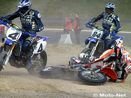 Chute de Frédéric Fiorentino (Team Moto Sprint, KTM) devant François Vavasseur (Espace Loisir Tout Terrain, Yamaha) et Romain Salinas (MC Ledenon, Yamaha)