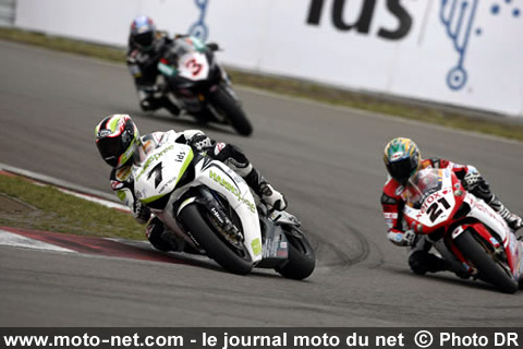 Carlos Checa, Troy Bayliss et Max Biaggi - Mondial Superbike : Le championnat s'emballe à la mi-saison !