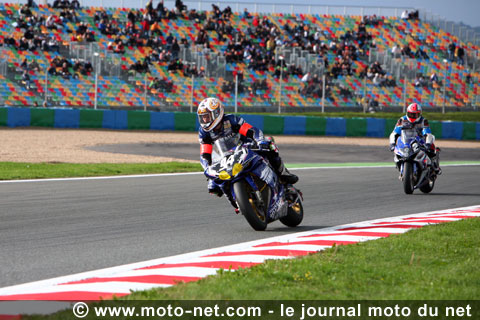 La Yamaha n°94 en bagarre avec la Suzuki n°2 pour la 3ème place