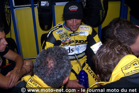 La Yamaha n°94 en bagarre avec la Suzuki n°2 pour la 3ème place