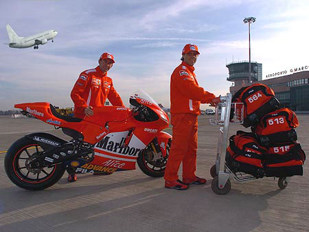 La Desmosedici modèle 2004 de Loris Capirossi et Troy Bayliss s'apprête à quitter l'aéroport de Bologne