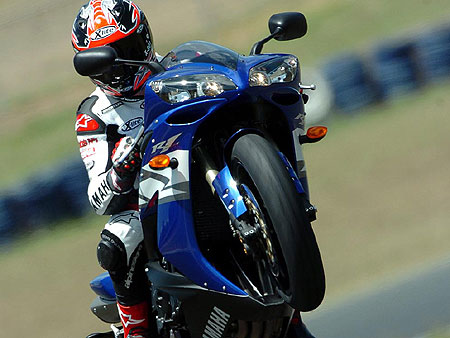 Carlos Checa au guidon la nouvelle Yamaha R1 modèle 2004 sur le circuit d'Eastern Peek, en Australie