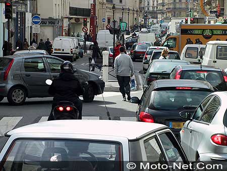 Voie de bus (à gauche) impraticable