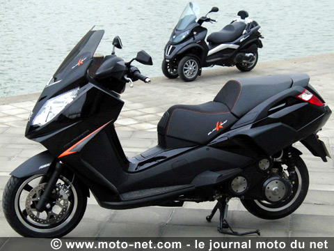 Essai comparatif Peugeot 125 BlackSat Executive vs Piaggio MP3 400 LT : le bonheur sans le permis moto !