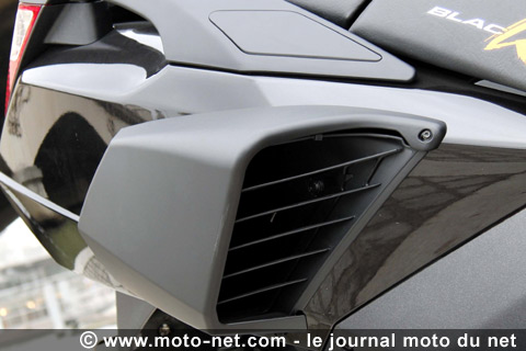 Essai comparatif Peugeot 125 BlackSat Executive vs Piaggio MP3 400 LT : le bonheur sans le permis moto !