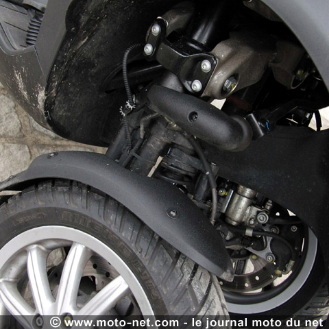 Essai comparatif Peugeot 125 BlackSat Executive vs Piaggio MP3 400 LT : le bonheur sans le permis moto !