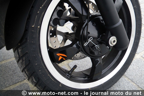Essai comparatif Peugeot 125 BlackSat Executive vs Piaggio MP3 400 LT : le bonheur sans le permis moto !