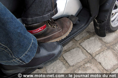Essai comparatif Peugeot 125 BlackSat Executive vs Piaggio MP3 400 LT : le bonheur sans le permis moto !