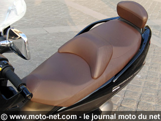 Duel Suzuki Burgman 400 Z / Yamaha Majesty 400 : du rififi chez les commuters !