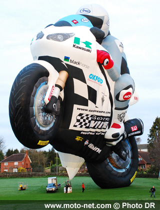 Une moto montgolfière dans le ciel britannique