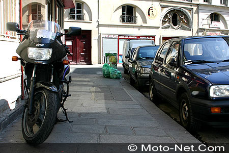 Grand Jeu Moto-Net de l'été : Qui gêne qui sur ce trottoir ? Indice : la poubelle n'a pas été verbalisée !