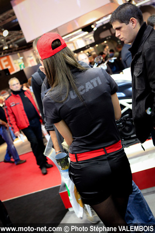 Les plus belles filles du Salon de la moto de Paris 2011