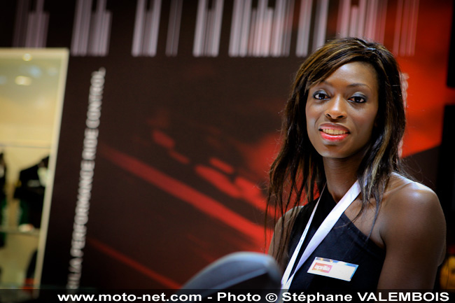 Les plus belles filles du Salon de la moto de Paris 2011