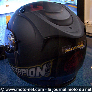 Scorpion prépare un casque avec feu stop et signal lumineux