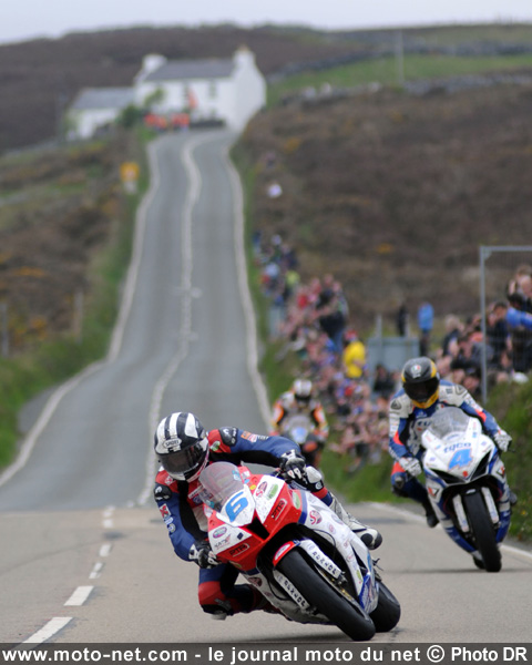 Michael Dunlop, Martin et Anstey - Tourist Trophy Superbike 2013 : Michael Dunlop s'impose dans la course Superbike