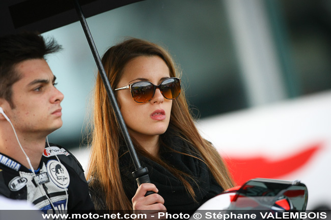 Galerie photos WSBK Magny-Cours 2013 : umbrella girls