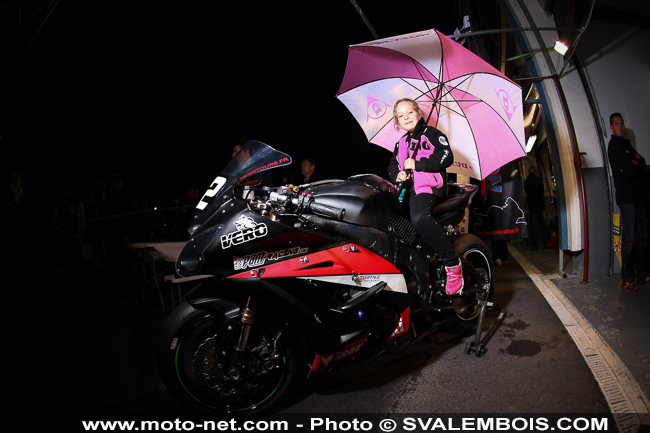 Galerie photo Bol d'Or 2014 (01) : umbrella girls et voie des stands