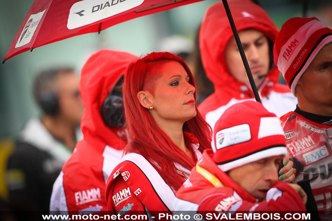WSBK France - Galerie photo : umbrella girls à Magny-Cours
