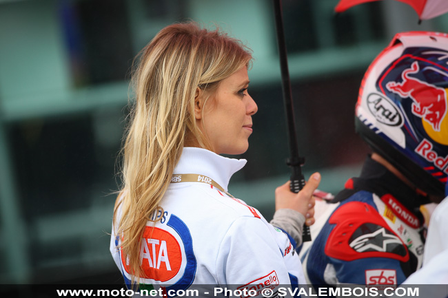 WSBK France - Galerie photo : umbrella girls à Magny-Cours
