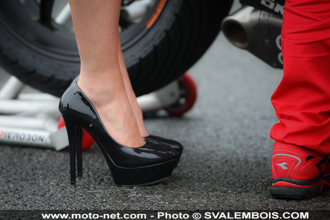 WSBK France - Galerie photo : umbrella girls à Magny-Cours