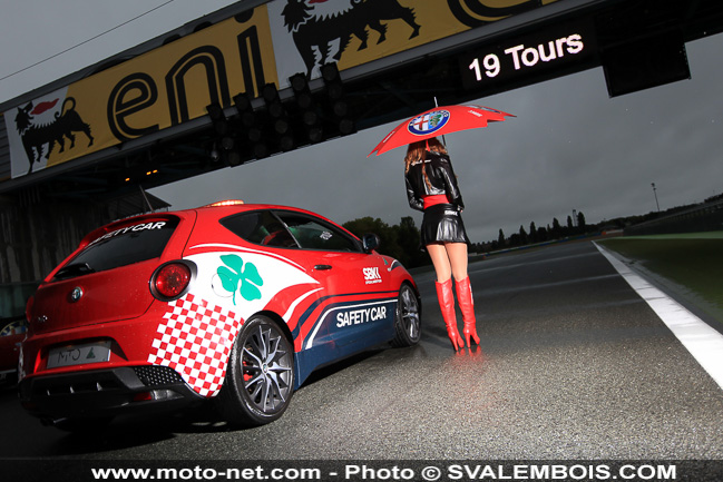 WSBK France - Galerie photo : umbrella girls à Magny-Cours