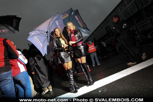 WSBK France - Galerie photo : umbrella girls à Magny-Cours