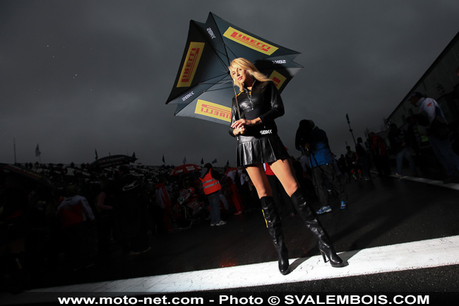 WSBK France - Galerie photo : umbrella girls à Magny-Cours