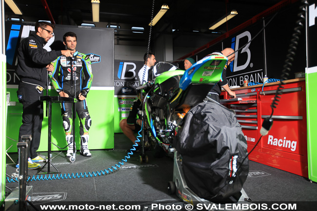 WSBK France - Galerie photo : stands et umbrella girls à Magny-Cours