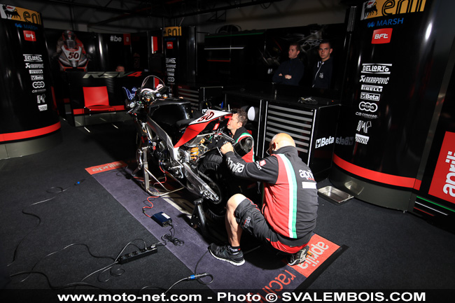 WSBK France - Galerie photo : stands et umbrella girls à Magny-Cours