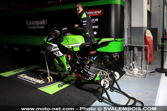WSBK France - Galerie photo : stands et umbrella girls à Magny-Cours