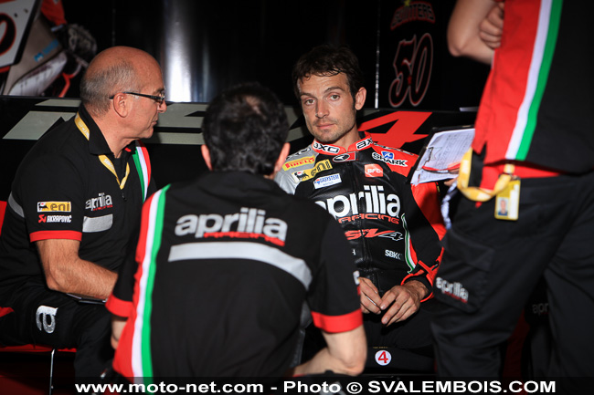 WSBK France - Galerie photo : stands et umbrella girls à Magny-Cours
