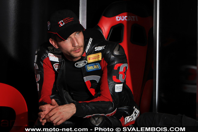 WSBK France - Galerie photo : stands et umbrella girls à Magny-Cours