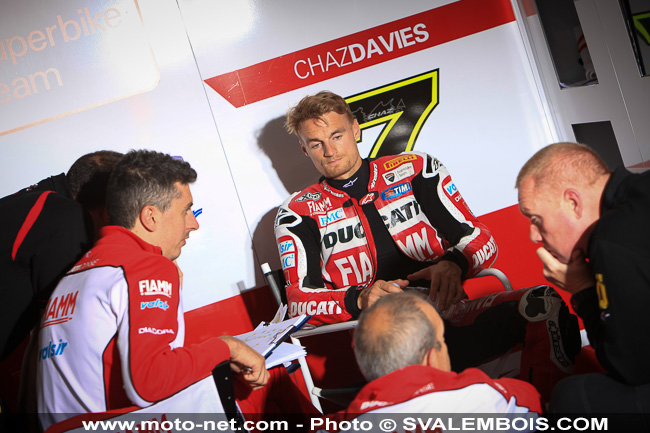 WSBK France - Galerie photo : stands et umbrella girls à Magny-Cours