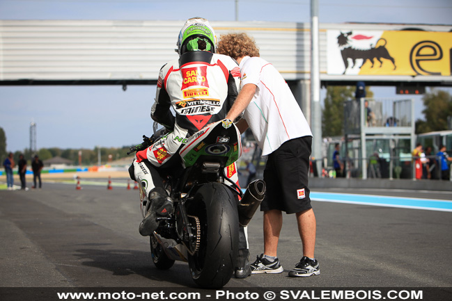 WSBK France - Galerie photo : stands et umbrella girls à Magny-Cours