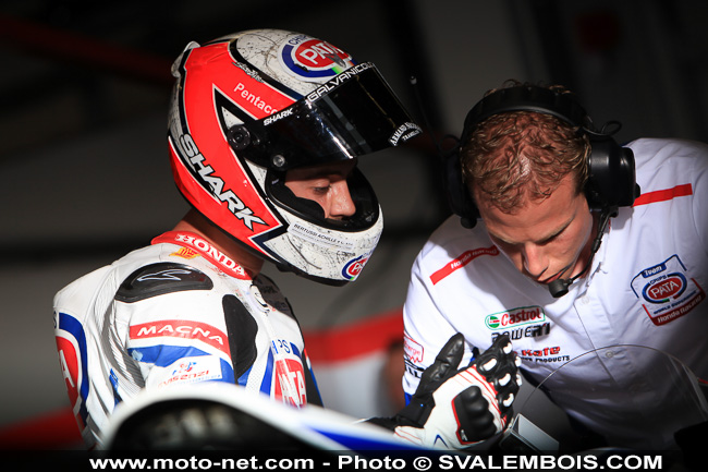WSBK France - Galerie photo : stands et umbrella girls à Magny-Cours