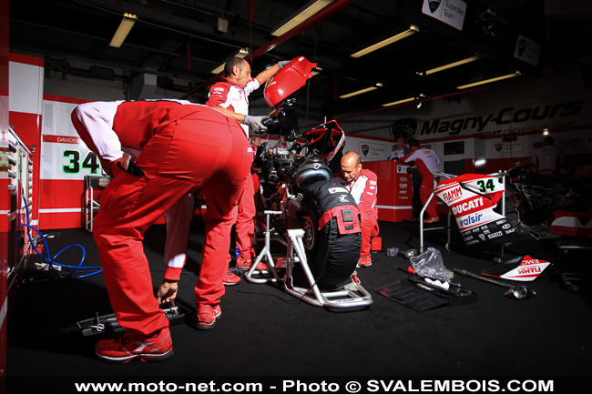 WSBK France - Galerie photo : stands et umbrella girls à Magny-Cours