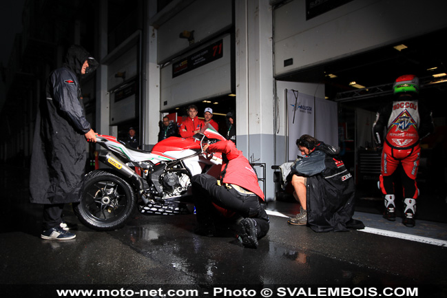 WSBK France - Galerie photo : stands et umbrella girls à Magny-Cours