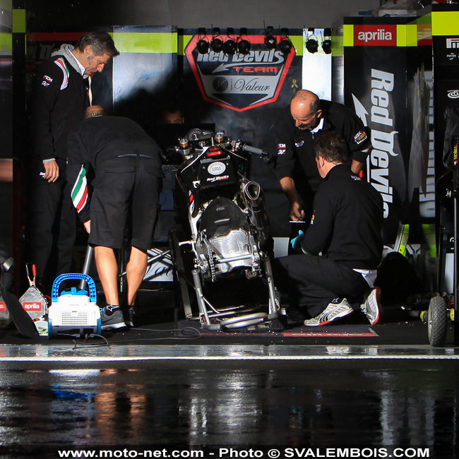 WSBK France - Galerie photo : stands et umbrella girls à Magny-Cours