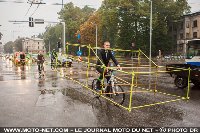 Pour dénoncer les embouteillages, des cyclistes se déguisent en... automobilistes