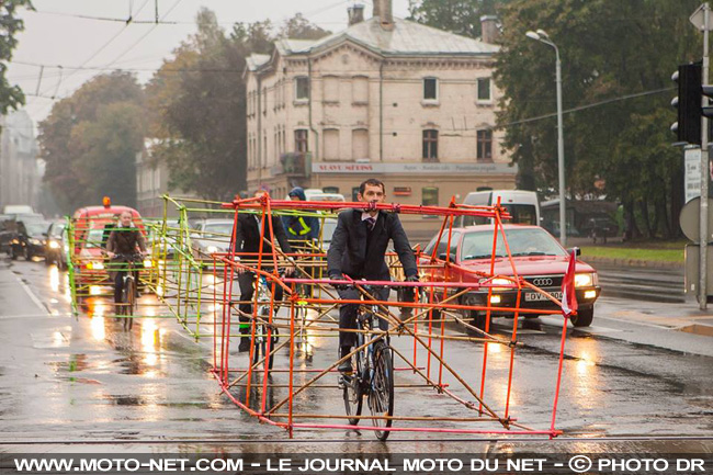 Pour dénoncer les embouteillages, des cyclistes se déguisent en... automobilistes
