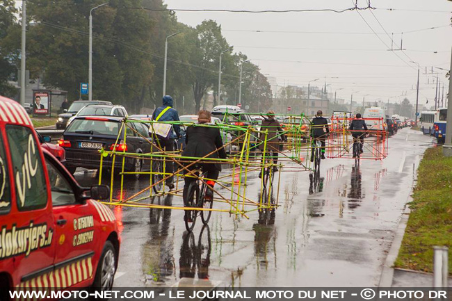 Pour dénoncer les embouteillages, des cyclistes se déguisent en... automobilistes