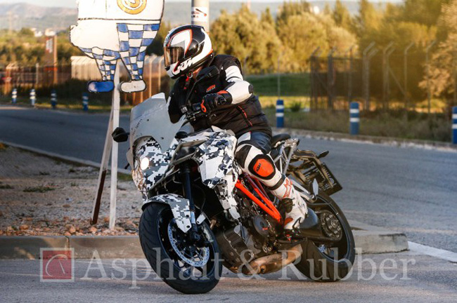 Nouveauté KTM : la 1290 Superduke R part à l'Adventure