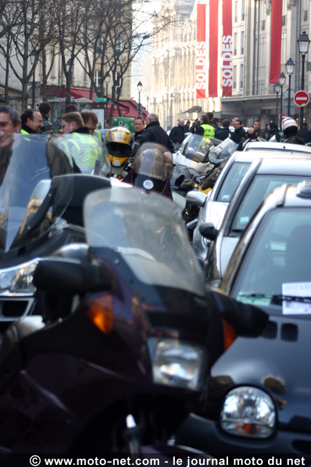 Deux-roues en ville : la FFMC demande le droit de stationner sur les trottoirs